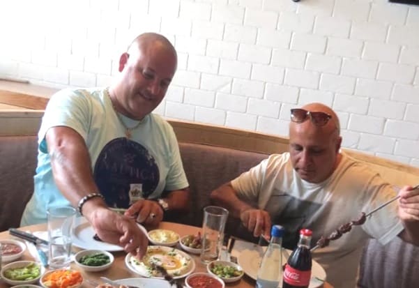 בלאטר השקיע בשיפודייה של אלון חסן. צילום יח"צ