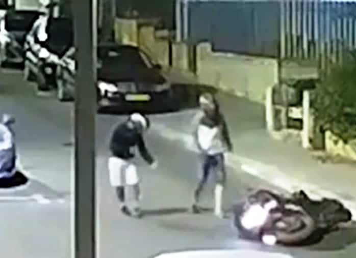 שני הצעירים רגעים לאחר התאונה. הקסדות נעלמו