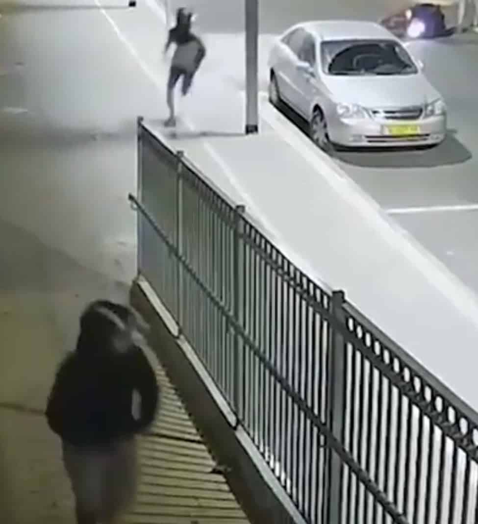 רוכבי האופנוע נמלטים מהמקום בריצה