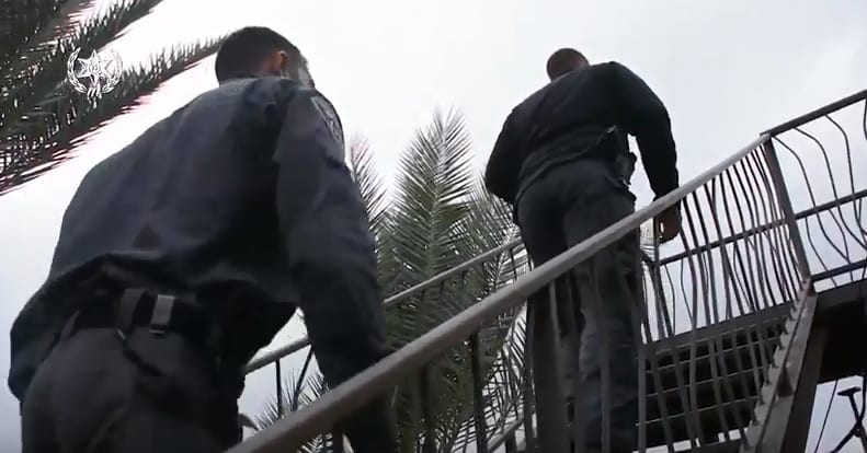 השוטרים הצליחו לעלות לכניסה, אבל גם שם חיכו להם (צילום ארכיון להמחשה)