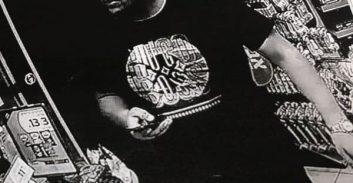 בין שני מטענים