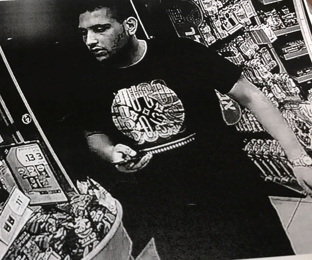 אליושה בן שלום עם החולצה המפלילה