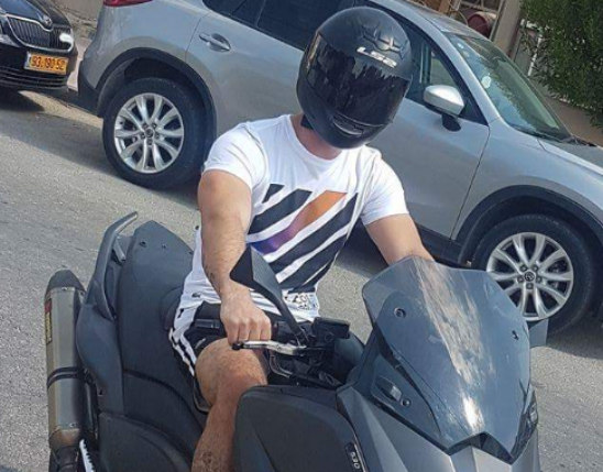 הסוכן הסמוי בתמונה אופיינית מפייסבוק