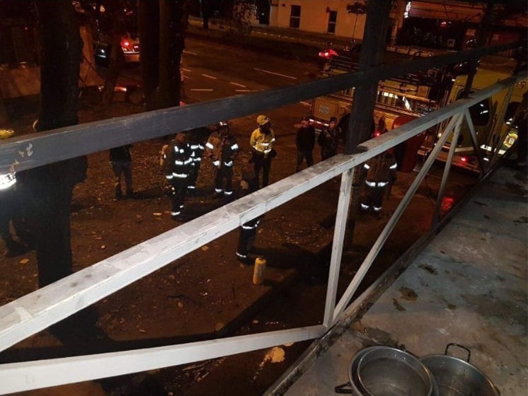 כוחות כיבוי ליד הקאסה שהוצתה השבוע במדיין