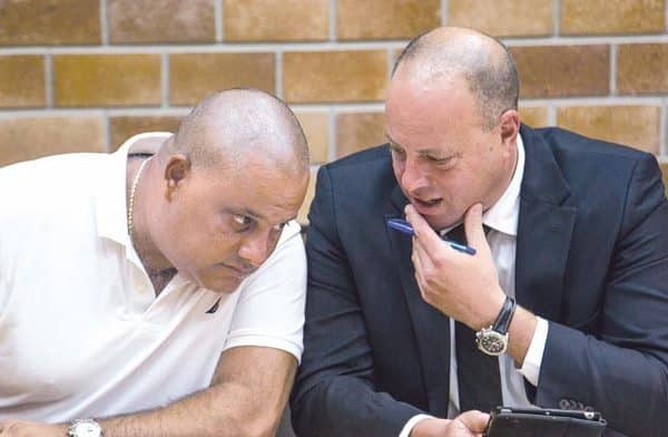 עו"ד בני כץ ואלון חסן בשלב המעצר (צילום אלון רון, גלובס)