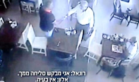 רונאל פישר ואלון חסן במעמד העברת הכסף