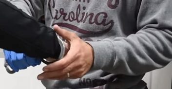 מפוקח מין נתפס עם קטינים וסמים, ושוחרר למעצר בית