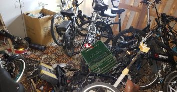 חשד: דירה בתל אביב שימשה כ"מוסך" לאופניים חשמליים גנובים