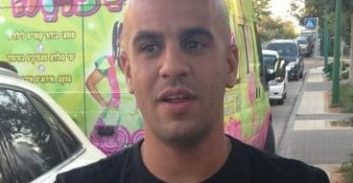 אישום: נרשמה כבעלים של צ'יינג' כדי להסתיר עבר פלילי של הגרוש שלה