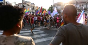 היועמ"ש: יש לרשום בתעודת הלידה שני הורים בני אותו מין שאימצו