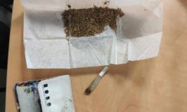 נהג נתפס עם סלולרי ביד אחת וג'וינט ביד השנייה