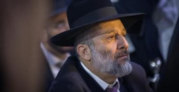 תנועת אומ"ץ לשר דרעי: הגבל את תקופת כהונת ראשי העיריות