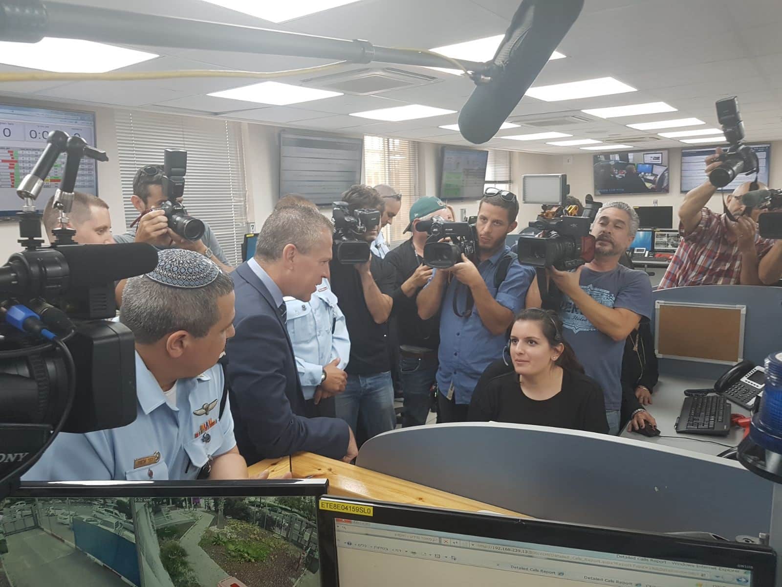 השר ארדן והמפכ"ל אלשיך במוקד 110