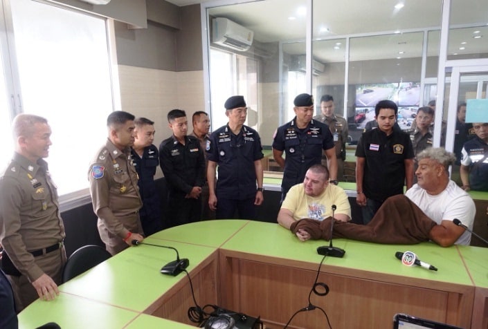 אורי לוי ושלום פימה לצד שוטרים תאילנדים