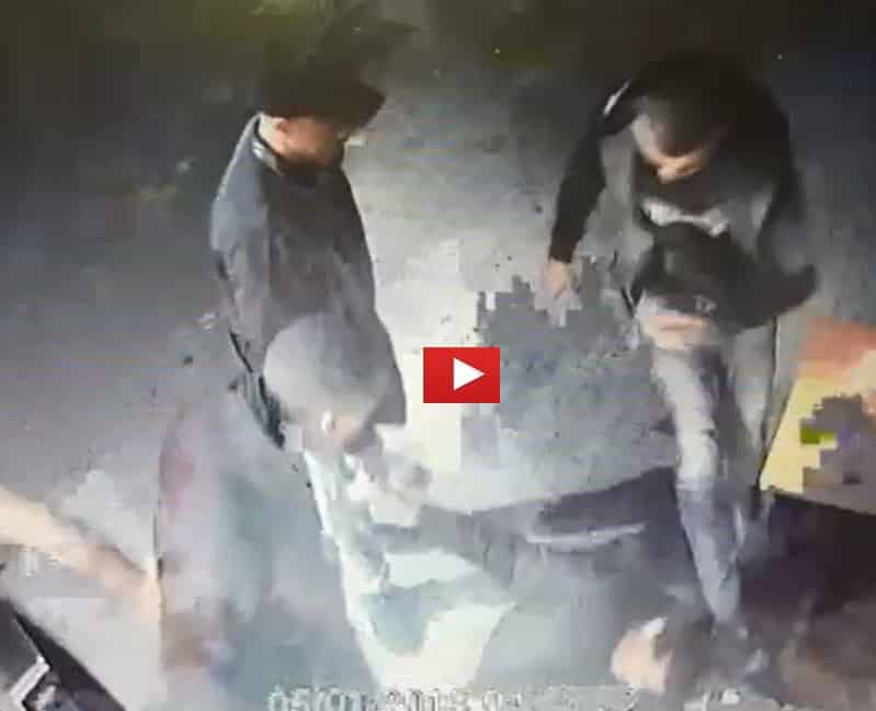 פוסטוב בועט בקורבן לאחר דקירתו (לחצו כאן לצפייה בסרטון המלא)