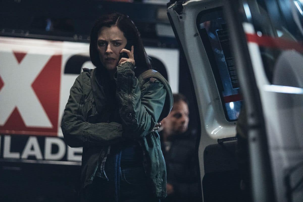 החיבור לא ברור. ריילי קאין בתפקיד העיתונאית שחשפה את הפרשה