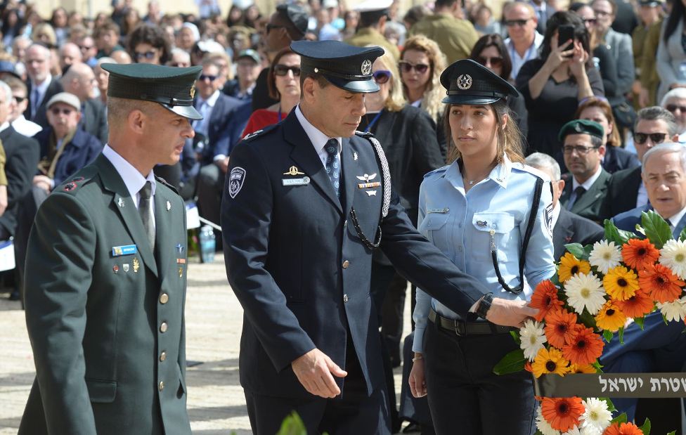 ניצב זוהר דביר מניח את זר המשטרה בטקס הזיכרון השנתי
