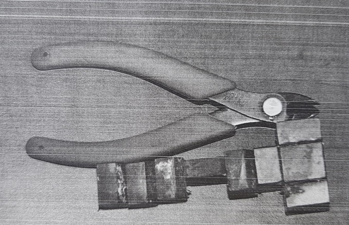 המגנט והקאטר ששימשו לנטרול הזמזמים