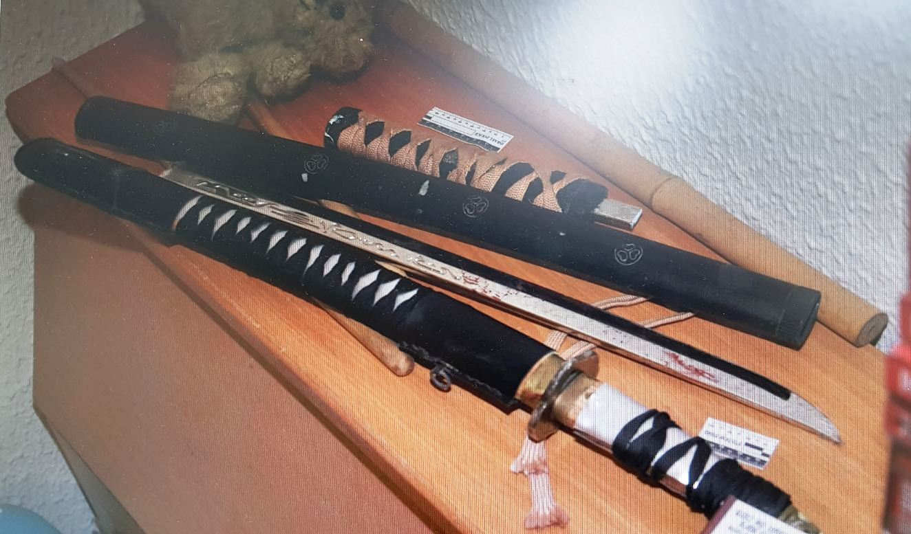 החרבות שנמצאו בדירה