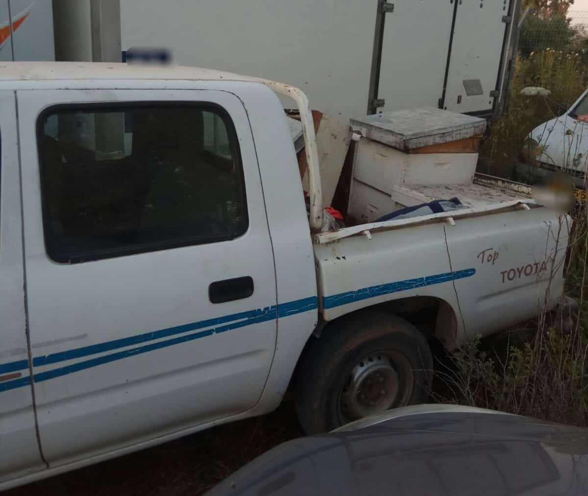 רכבם של החשודים עם הכוורות הגנובות