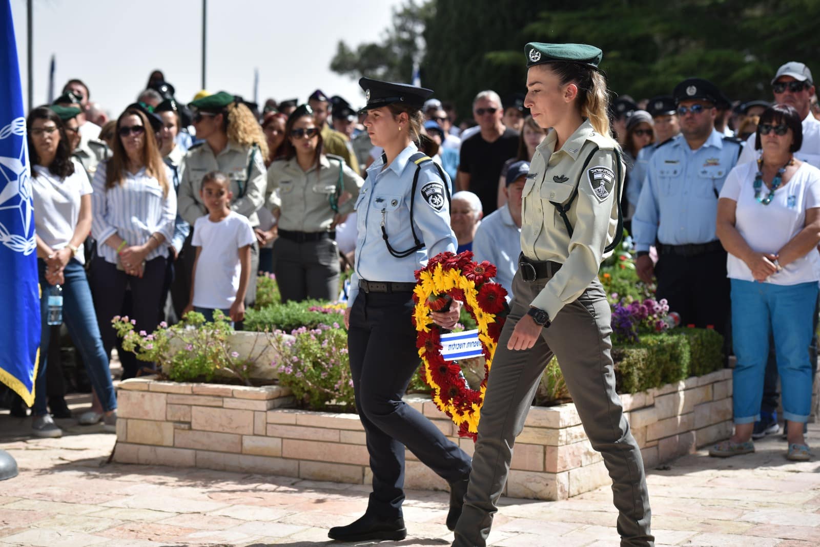 שבים ומצדיעים לחללים (צילומים: דוברות המשטרה)