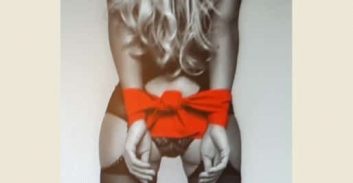 חשפנות בתנאים מגבילים: מצלמות אבטחה ואיסור להסתובב בעירום