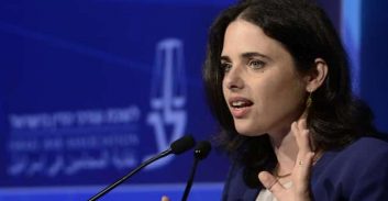 מתקפה על שרת המשפטים שקד עקב מהלכיה לפגוע בבג"צ