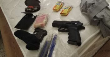 נתניה: עבריין נאשם בהחזקת שני אקדחים ותחמושת