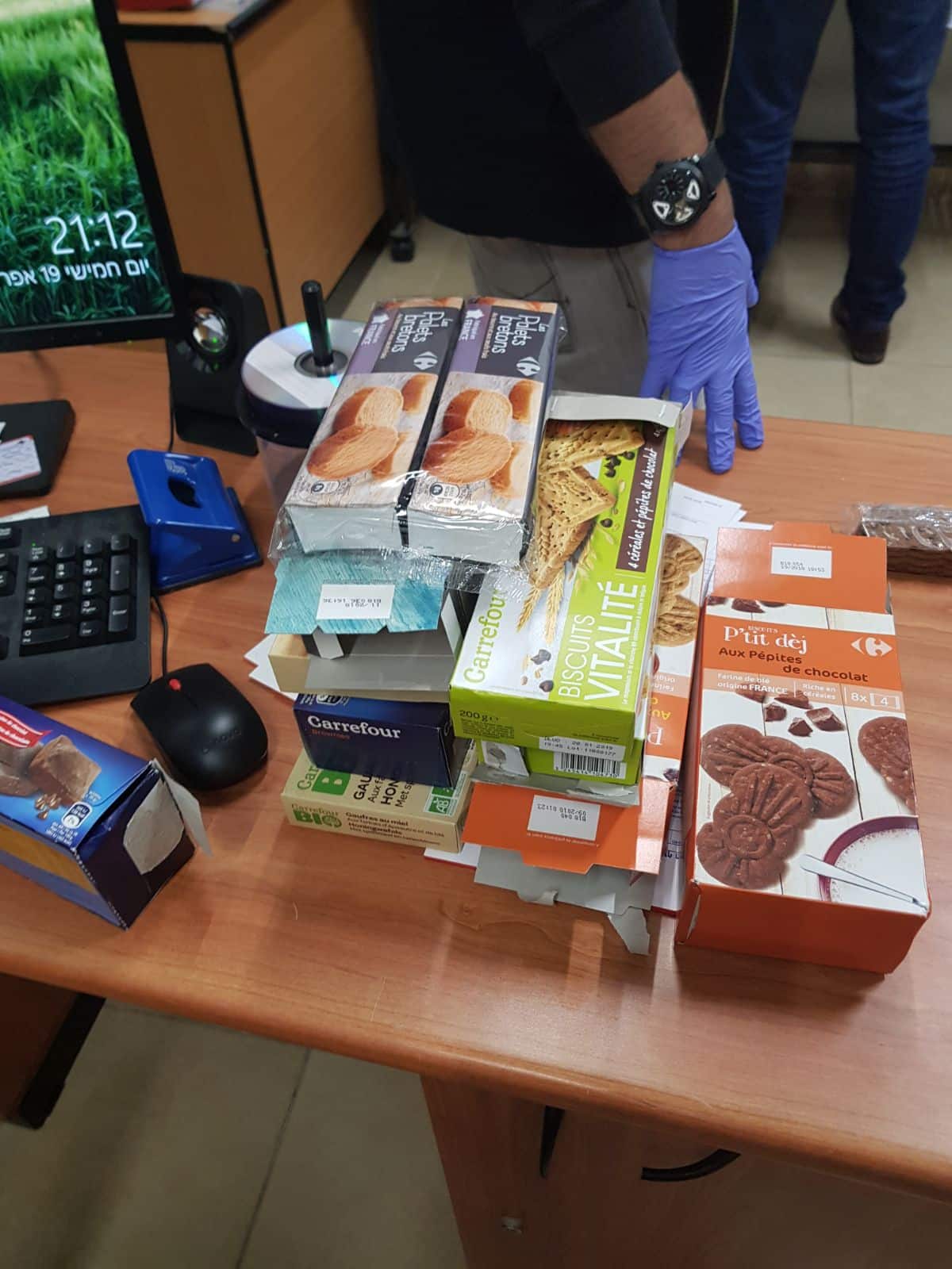 הוסלקו בתוך עוגיות