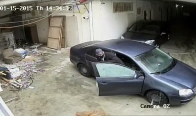 אחד השודדים יוצא מהרכב