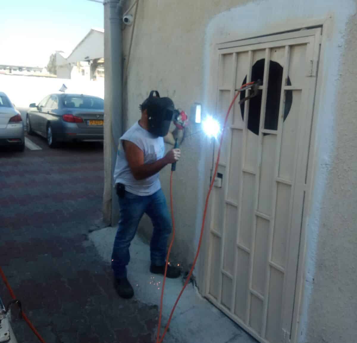 המבנה ברחוב הרצל נאטם (צילום: דוברות המשטרה)