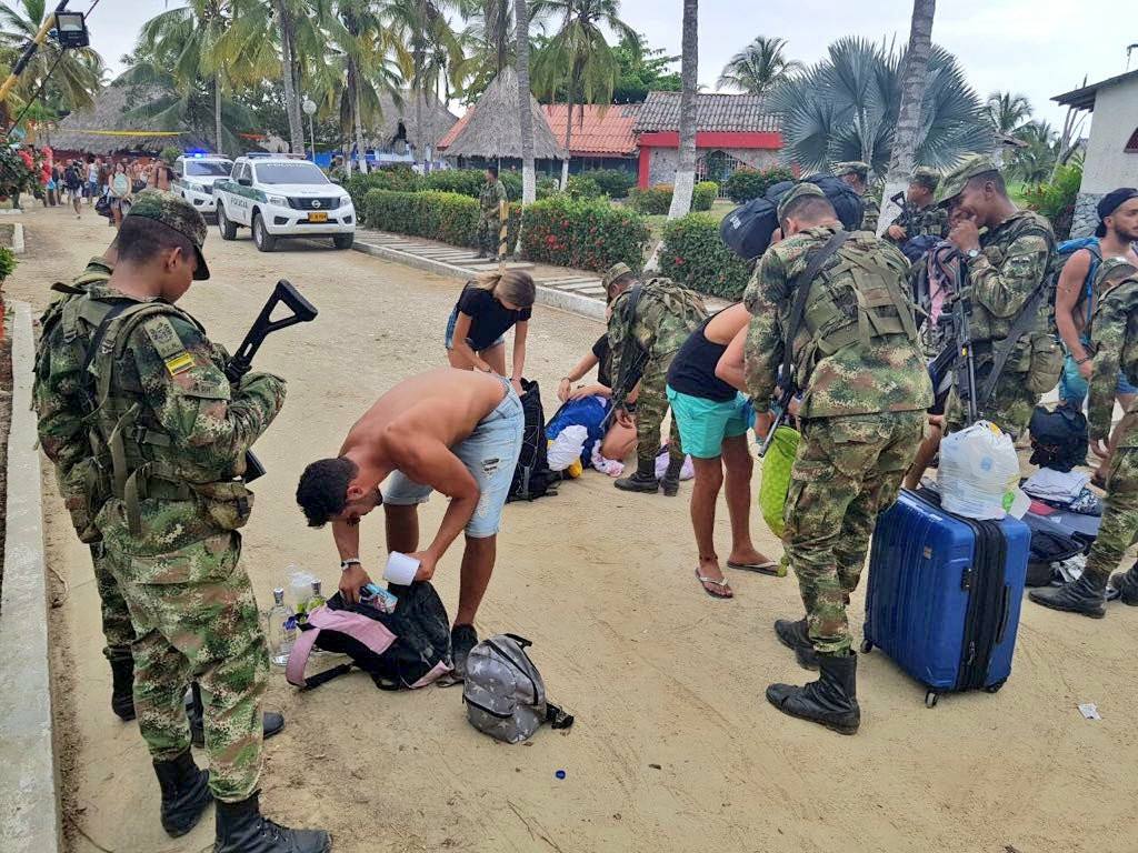כוחות המשטרה והצבא בזמן הפשיטה