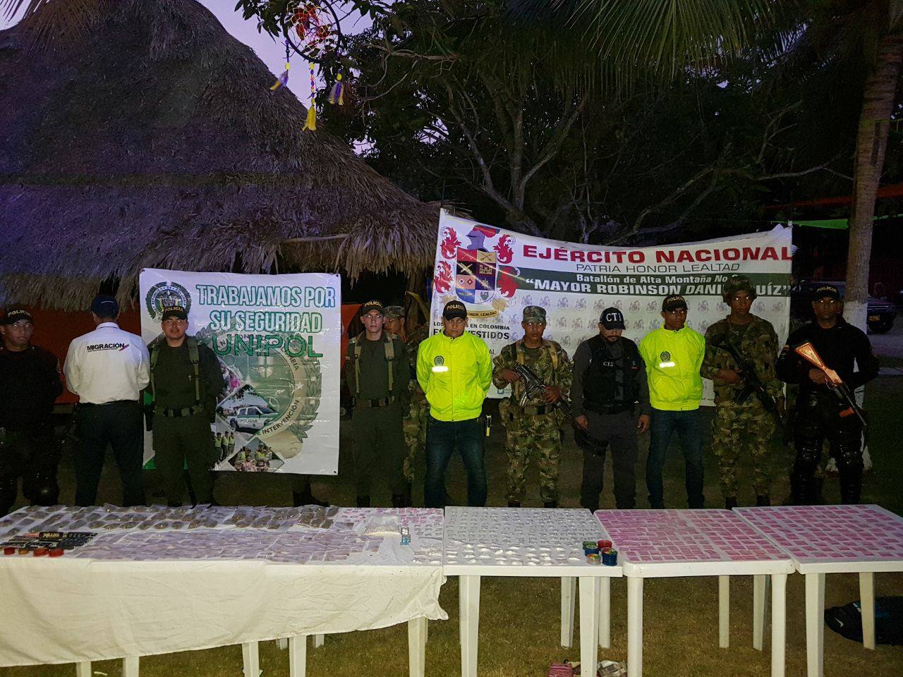 משטרת קולומביה מציגה את הסמים שנתפסו