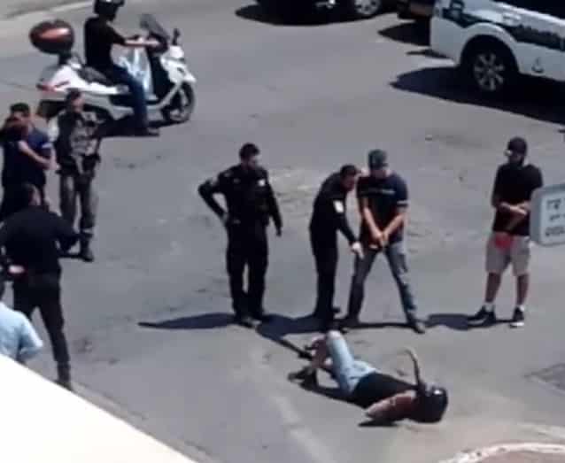 שוטר מכוון אקדח על חשוד בדקירה לאחר שנורה