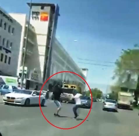 רגע הדקירה (לחצו כאן לתיעוד וידאו באדיבות רשתות חברתיות)