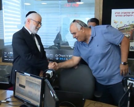 משה סלע ושלמה בניזרי ברדיו ירושלים (צילום מסך: ערוץ 13)