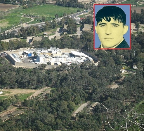 מאיר ג'ינו על רקע בית המעצר קישון