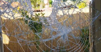 חברי ארגון פשע למח"ש: "שוטרים אזקו אותנו על הרצפה כמו מחבלים, הרסו את הבית והלכו"