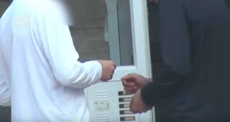 אחד החשודים בעת ביצוע עסקה עם הסוכן