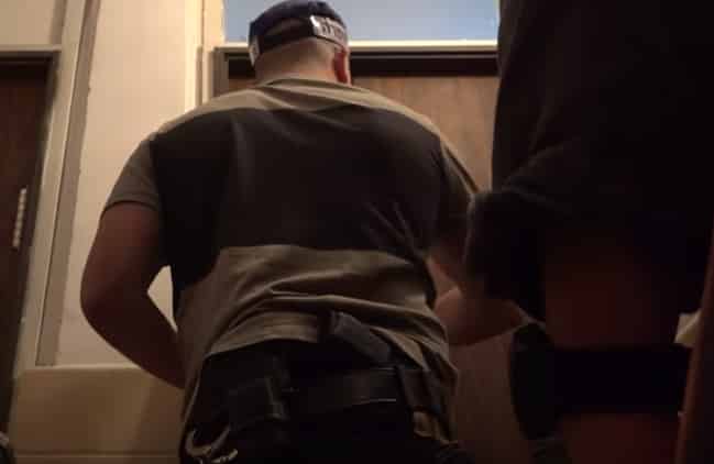 בלשים בפתח ביתו של אחד החשודים