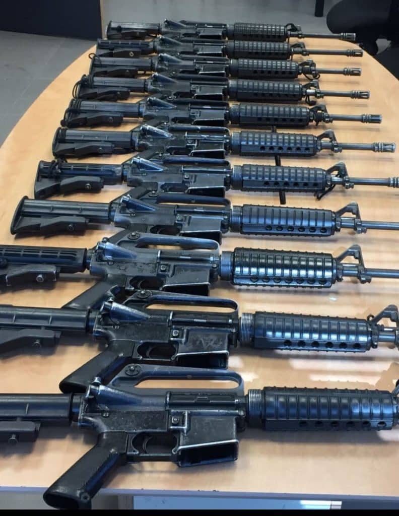 חלק מהנשקים שנגנבו מהבסיס הצבאי שדה תימן