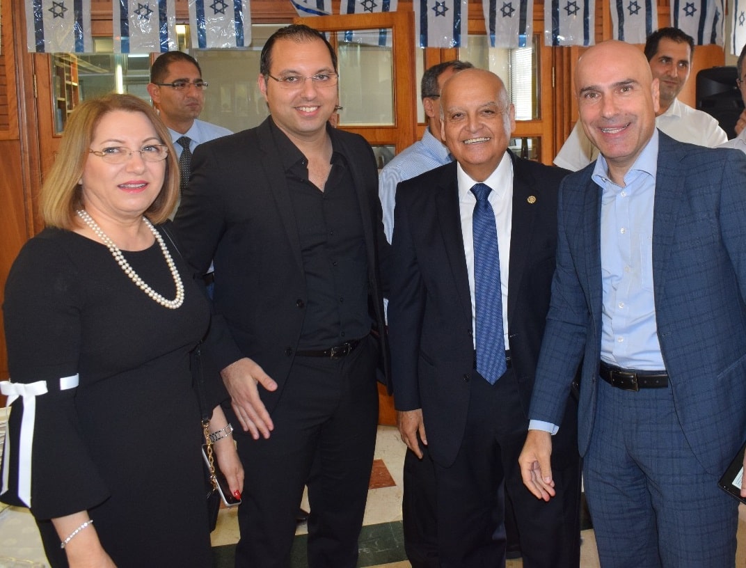 ג'ובראן ובני משפחתו עם נוה. ביקורת על הפוליטיקאים