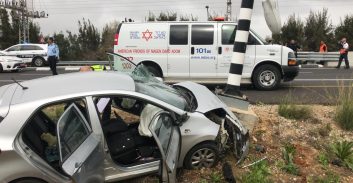 נהג בן 82 שהתנגש עם רכבו בעמוד נפצע אנושות ונפטר בבית החולים