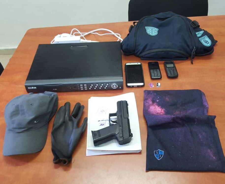 הפריטים ששימשו לשוד (צילום: דוברות המשטרה)