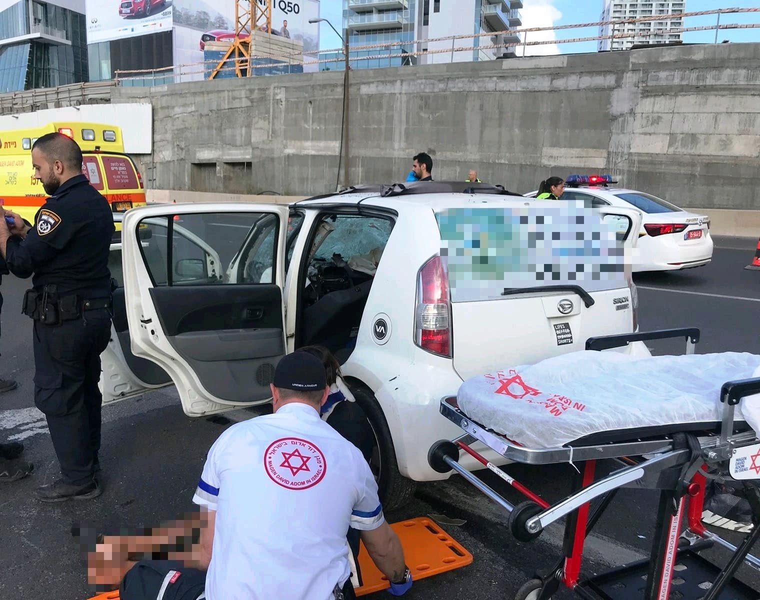 צוותי מד"א מטפלים בנפגעים (צילום: תיעוד מבצעי מד"א)