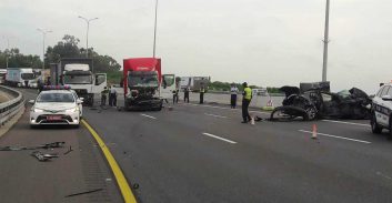 נהג צעיר נמלט משוטרים, נהג בניגוד לתנועה בכביש 2, התנגש במשאית ונהרג