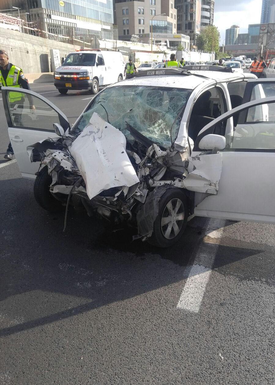 הרכב שהתנגש בניידת (צילום: תיעוד מבצעי מד"א)