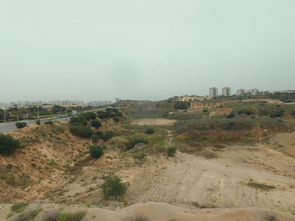 הבור הגיע למימדי מחצבה. השטח (צילום: רשות מקרקעי ישראל)