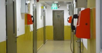 אסירי הונאה ותיקים חשודים ב"מכה" נוספת של "עוקץ המנכ"ל" מהכלא