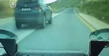 צפו בסרטון: עקיפת ניידת משטרה סמויה על קו הפרדה רצוף